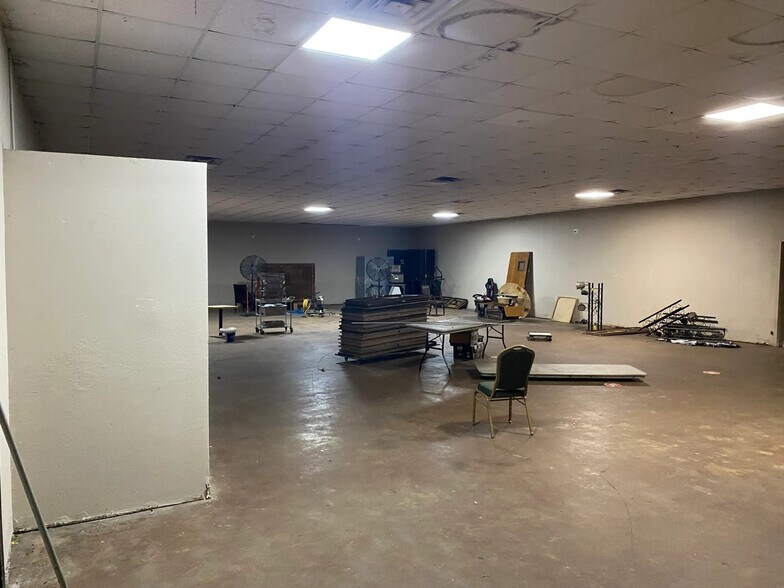 More Photos Of 4004 FM 974, Bryan Showroom For Lease