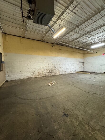 More Photos Of 195 Hudson St, Cornwall-on-Hudson Distribution For Lease