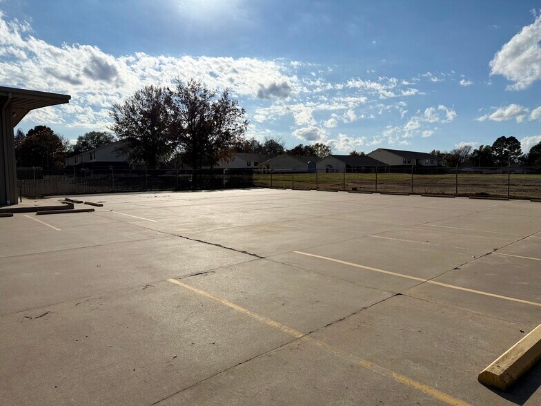 More Photos Of 7108 Texas Rd, Fort Smith Office For Sale