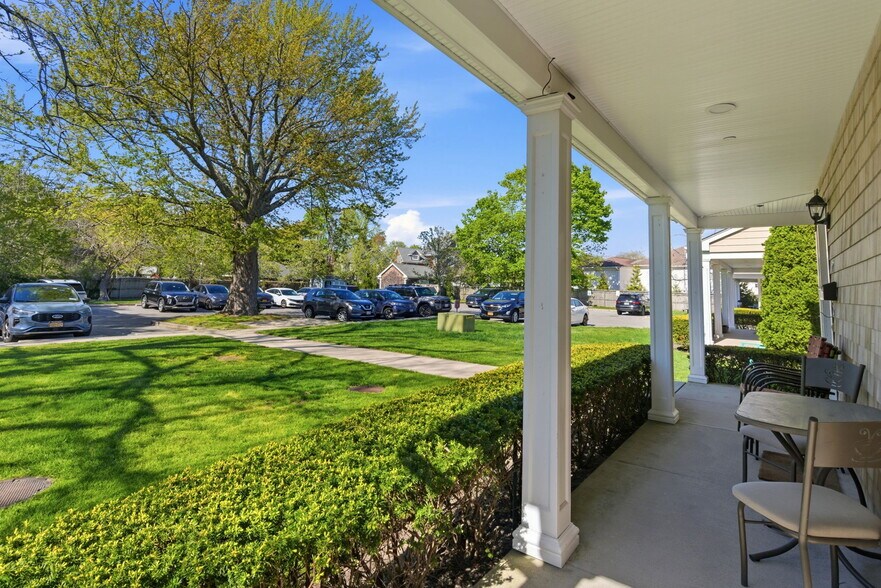 More Photos Of 569 Middle Rd, Bayport Storefront Retail Office For Sale
