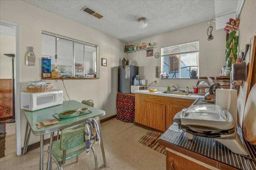 More Photos Of 708 N Pleasant Ave, Fresno Warehouse For Sale