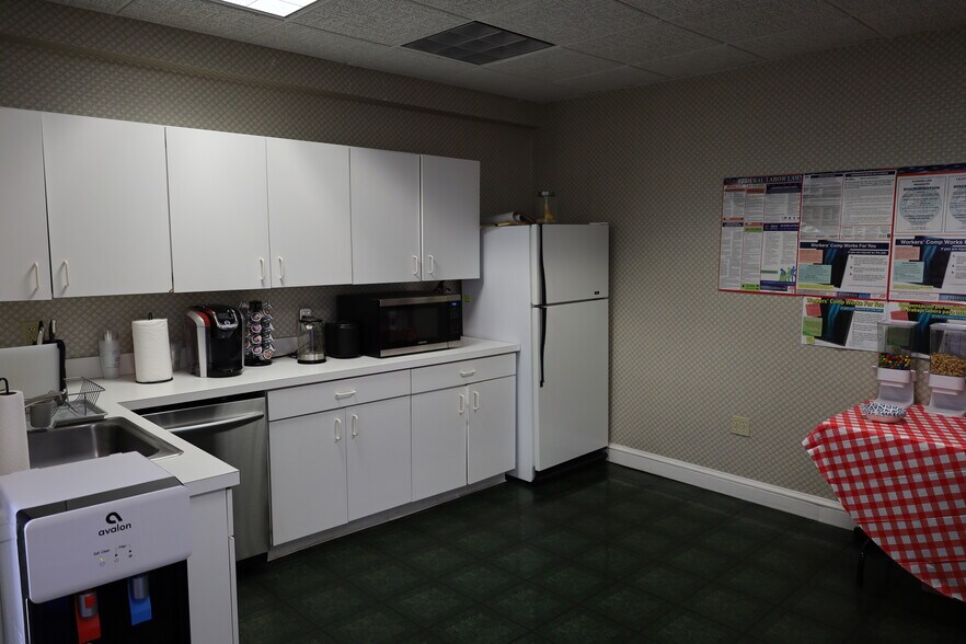 More Photos Of 1615 Forum Pl, West Palm Beach Office For Lease