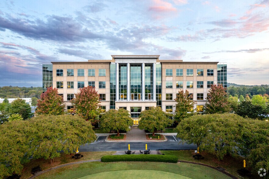 More Photos Of 13850 Ballantyne Corporate Pl, Charlotte Office For Lease