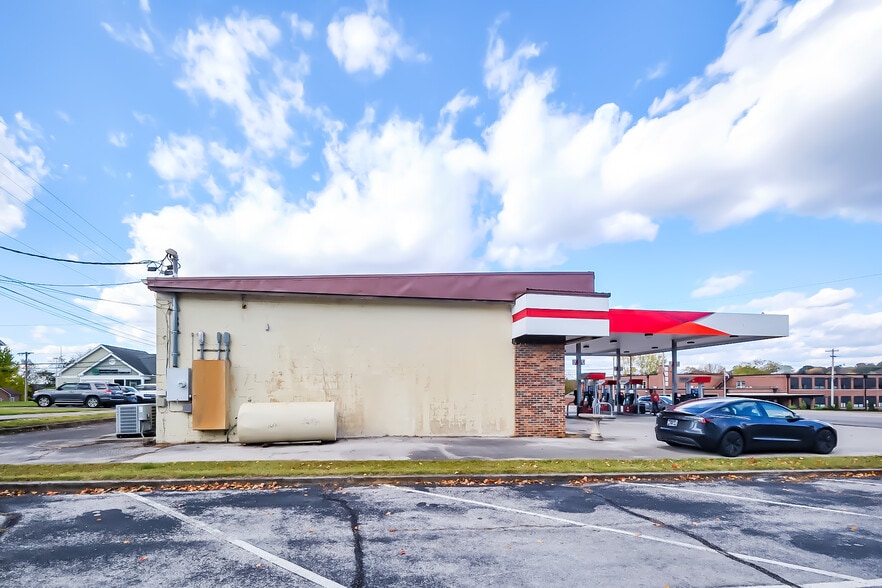 More Photos Of 605 S Washington St, Maryville Convenience Store For Sale