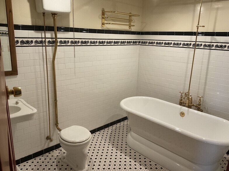 More Photos Of 1329-1399 E 28th St, Signal Hill Warehouse For Sale