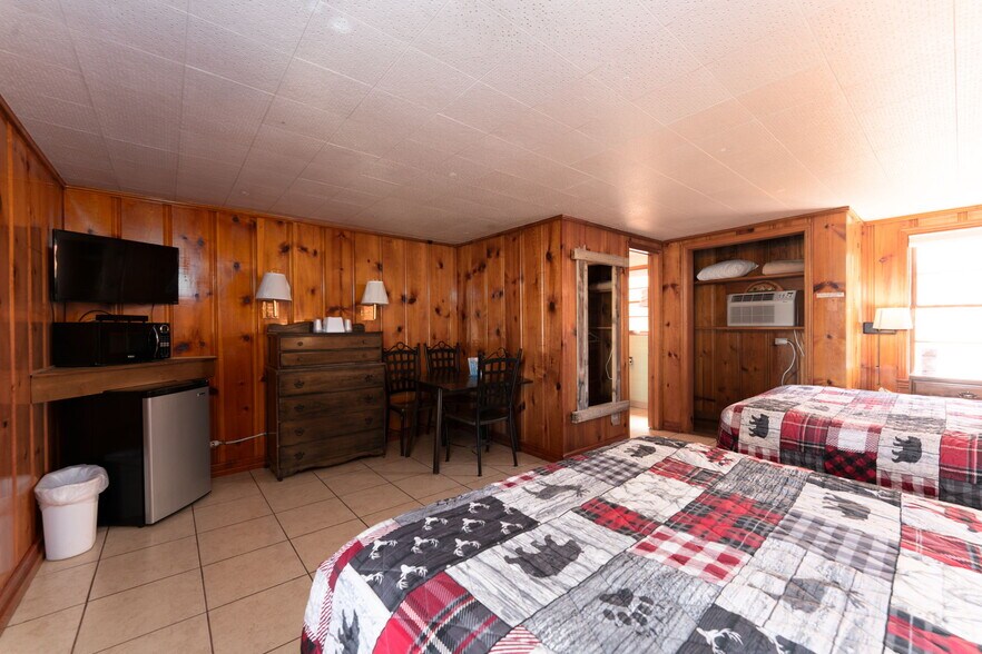 More Photos Of 1624 E Main St, Montrose Hotel For Sale