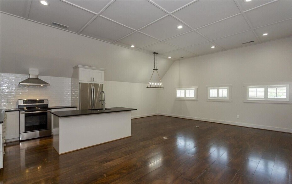 More Photos Of 911 Creekside Ct, Helena Storefront Retail Residential For Sale