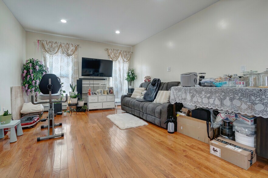 More Photos Of 174 Wyona St, Brooklyn Office Residential For Lease
