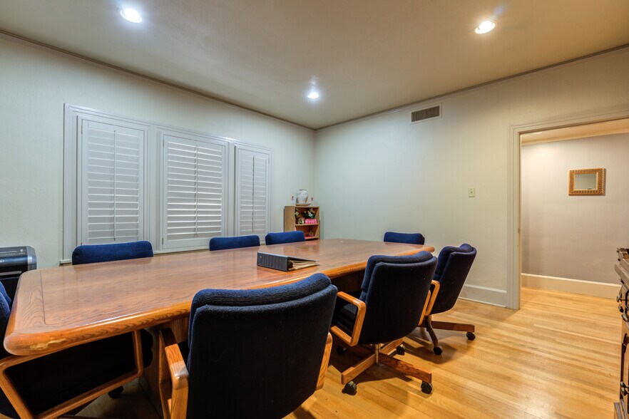 More Photos Of 2124 Broadway St, Lubbock Office For Sale