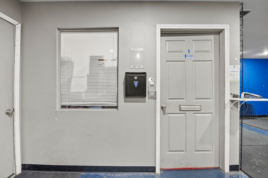 More Photos Of 505 County Line Rd, Rockwall Flex For Sale