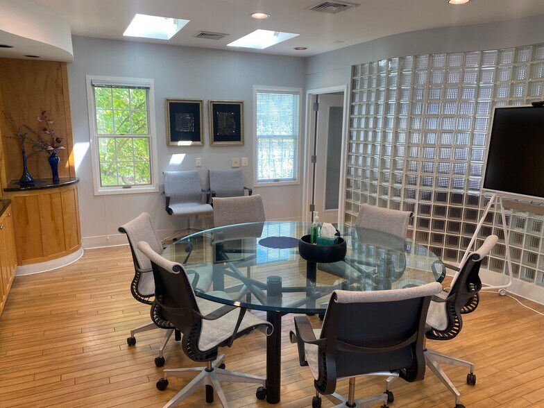 More Photos Of 11718 Bowman Green Dr, Reston Office Residential For Lease