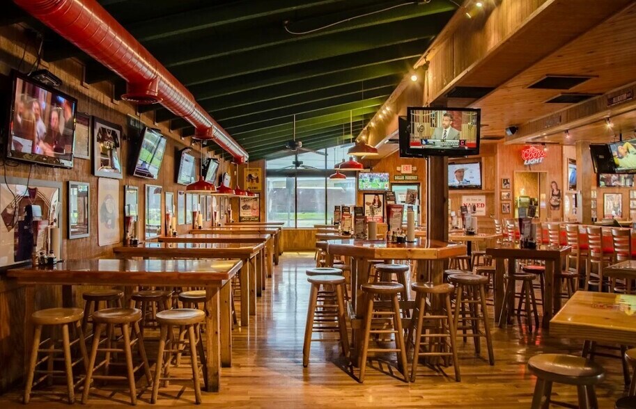 More Photos Of 3201 Parkway Center Ct, Orlando Restaurant For Lease