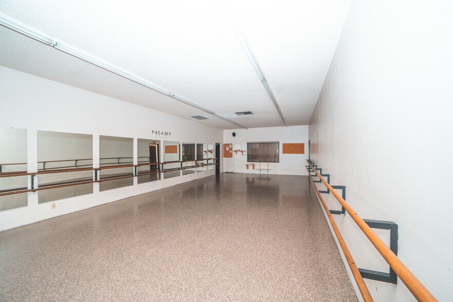 More Photos Of 20942-20948 Bloomfield Ave, Lakewood Unknown For Lease