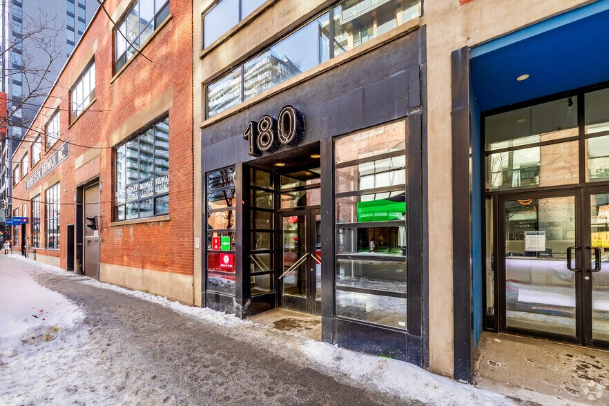 More Photos Of 170-180 Rue Peel, Montréal Storefront Retail Office For Lease