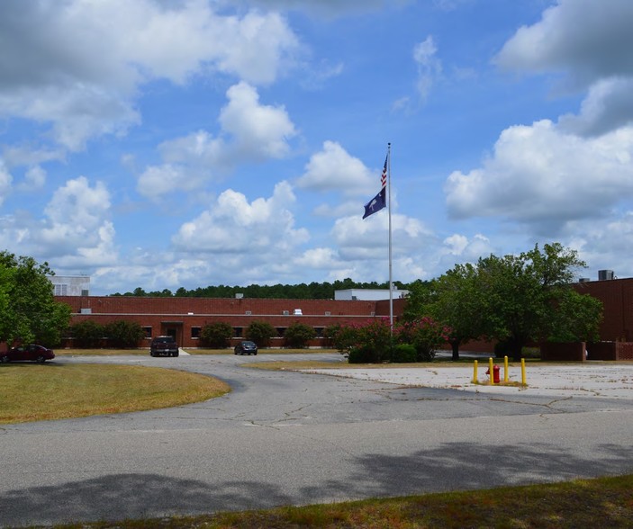 Primary Photo Of 146 W Country Club Rd, Hamer Manufacturing For Lease