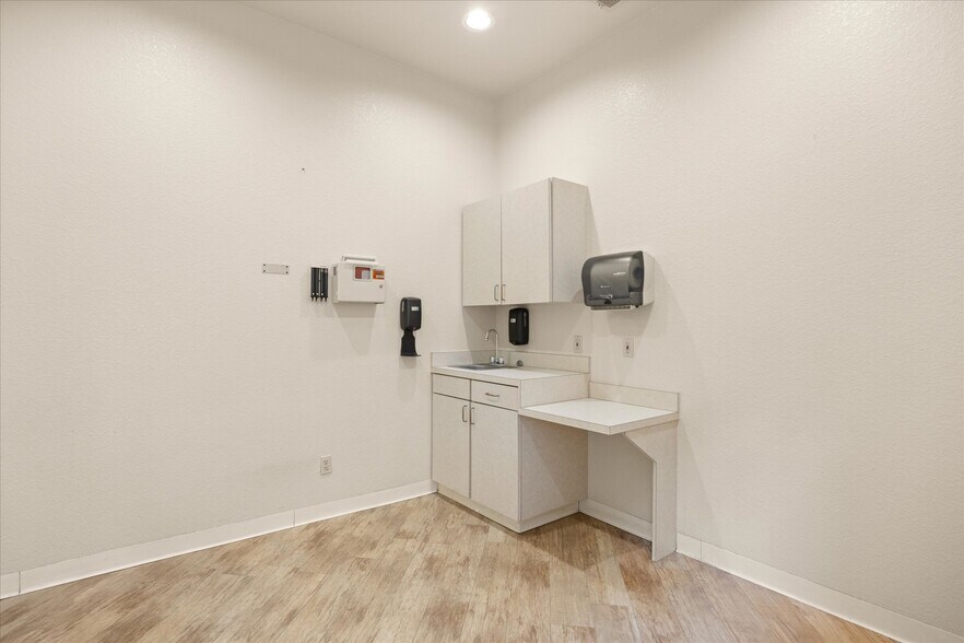 More Photos Of 1305 Paluxy Rd, Granbury Medical For Sale