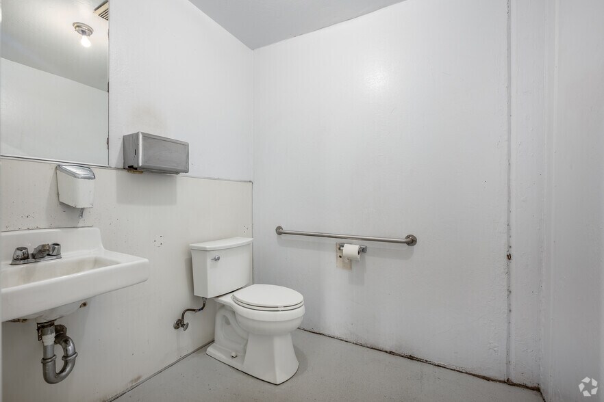 More Photos Of 7500 14th Ave, Sacramento Warehouse For Lease