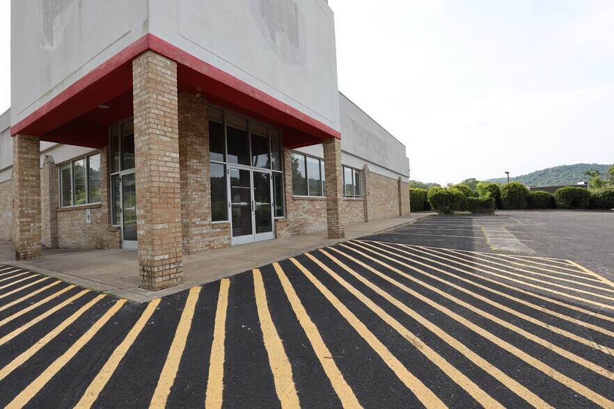 More Photos Of 902 N Lewis St, Glenville Drugstore For Lease