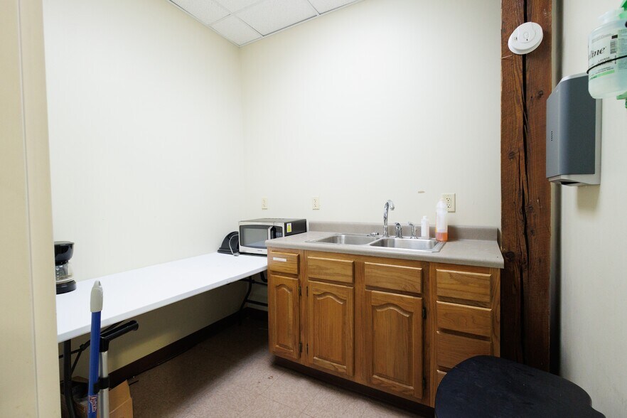 More Photos Of 901-965 Northwest Blvd, Winston-Salem Flex For Lease