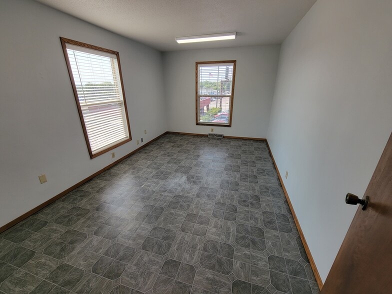 More Photos Of 405 W 34th St, Sioux Falls Office For Lease