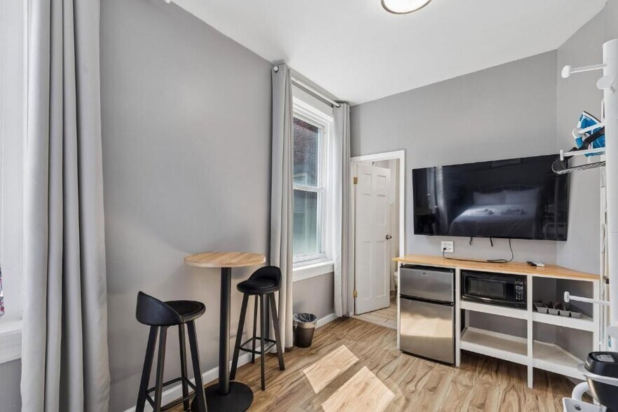 More Photos Of 1611 S Broad St, Philadelphia Specialty For Sale