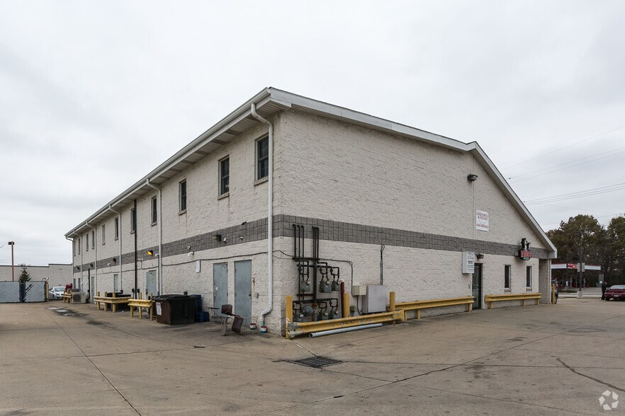 More Photos Of 13349-13395 Snow Rd, Brook Park Unknown For Lease