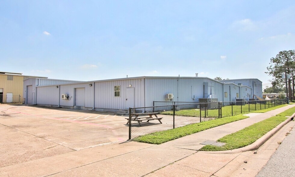 More Photos Of 4303 Southerland Rd, Houston Warehouse For Sale