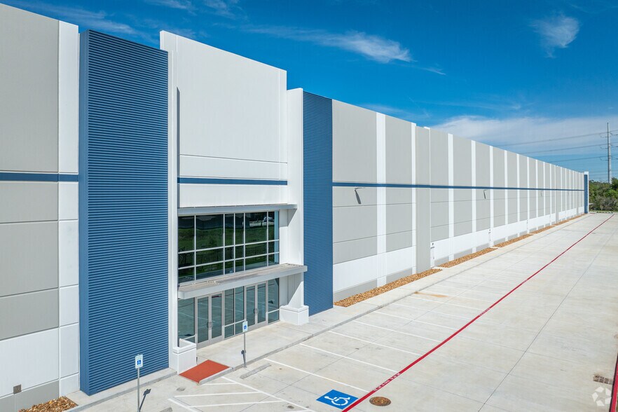 More Photos Of 12045 Wallisville Rd, Houston Distribution For Lease