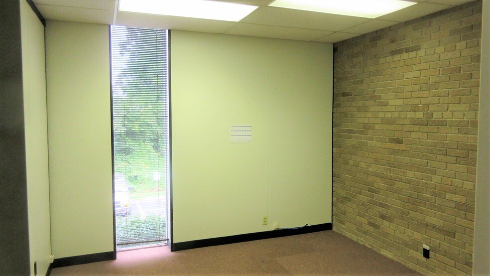 More Photos Of 1657 Commerce Dr, South Bend Coworking Space