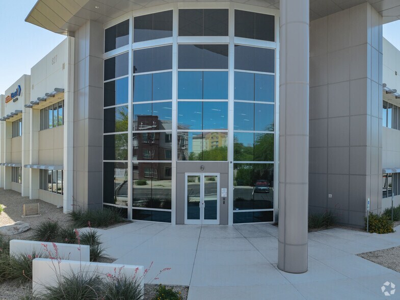 More Photos Of 827 W Grove Ave, Mesa Showroom For Lease