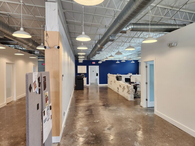 More Photos Of 920 Dauphin St, Mobile Office For Sale