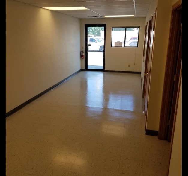 More Photos Of 1019-1023 Des Moines Ave, Loveland Warehouse For Lease