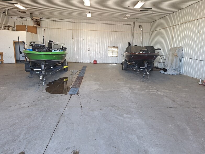 More Photos Of 922 40th St N, Fargo Warehouse For Lease