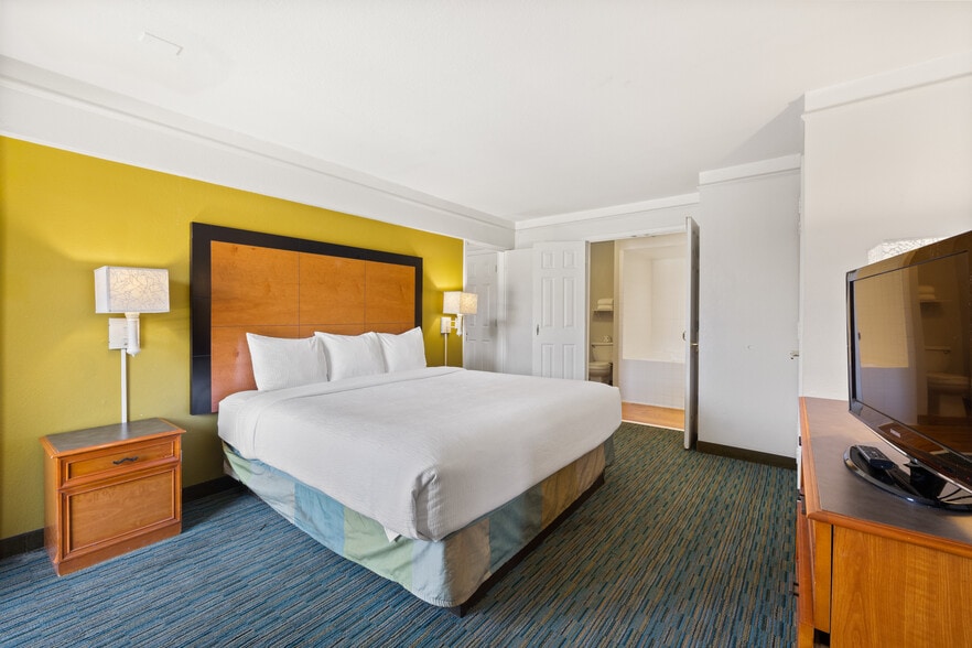 More Photos Of 2510 W Greenway Rd, Phoenix Hotel For Sale