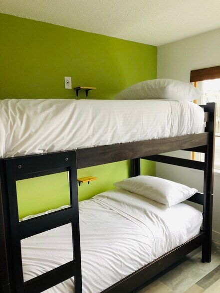 More Photos Of 38005 Cleveland Ave, Squamish Hotel For Sale