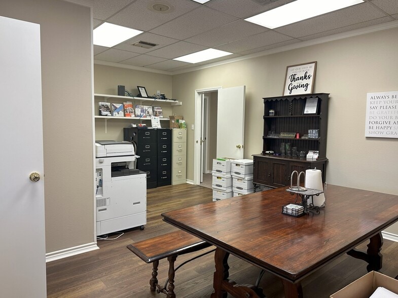 More Photos Of 901 N Mallard St, Palestine Medical For Sale