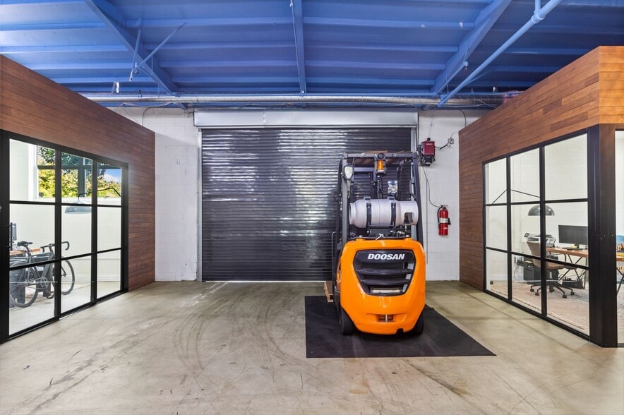 More Photos Of 21314-21316 Sherman Way, Canoga Park Service For Lease