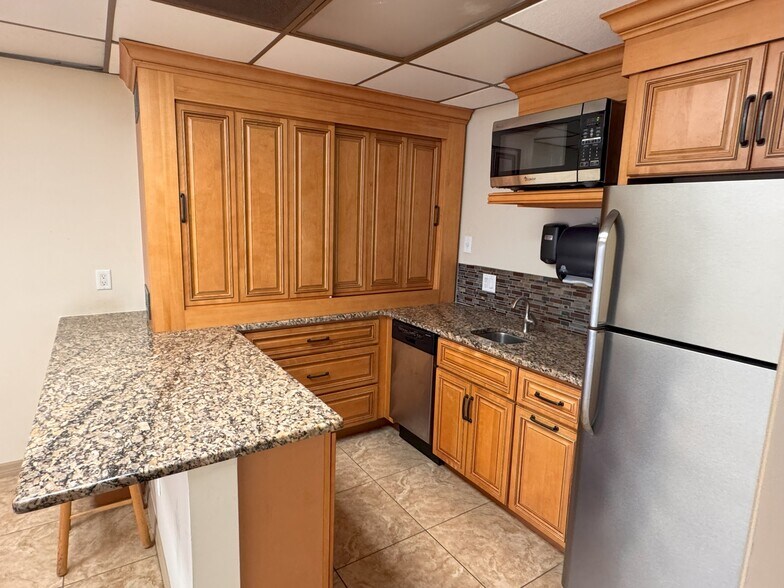 More Photos Of 5050 Gulf Blvd, Saint Petersburg Storefront For Lease