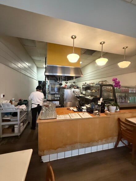 More Photos Of 28 N Los Robles Ave, Pasadena Storefront For Lease