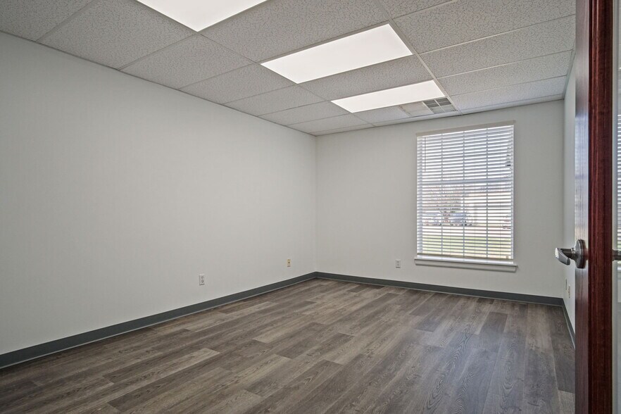 More Photos Of 2412 Palmer Cir, Norman Office For Sale