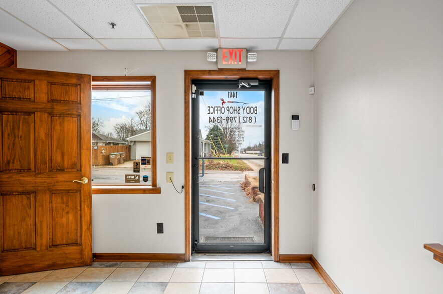 More Photos Of 1441 Central Ave, Columbus Auto Repair For Lease