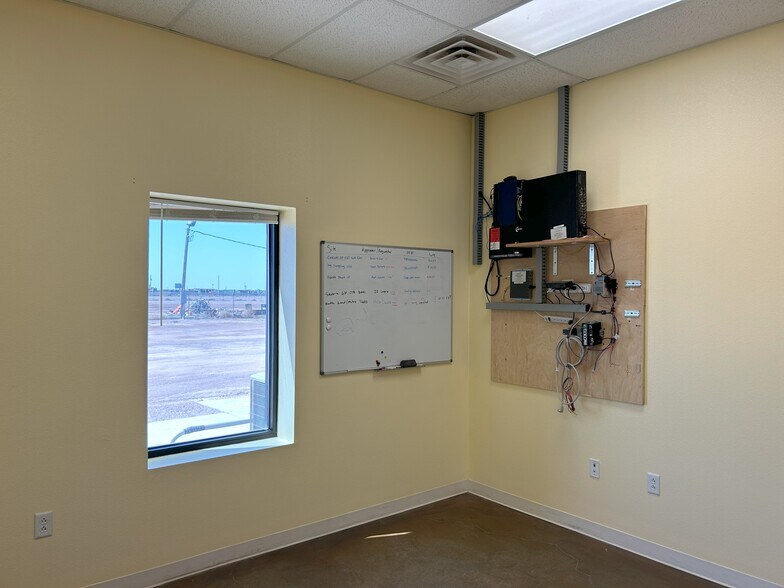 More Photos Of 1463 Oil Mill Rd, Pecos Warehouse For Lease