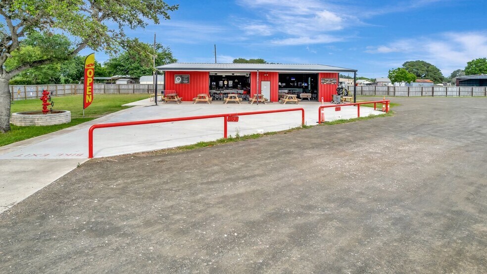 More Photos Of 23404 NW Zac Lentz Pky, Victoria General Retail For Sale