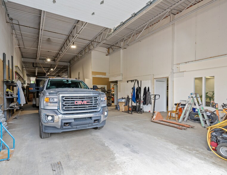 More Photos Of 254-300 Rue Langlois, Terrebonne Industrial For Lease