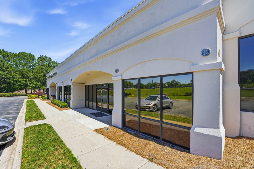 More Photos Of 1001 E Wt Harris Blvd, Charlotte Storefront For Lease
