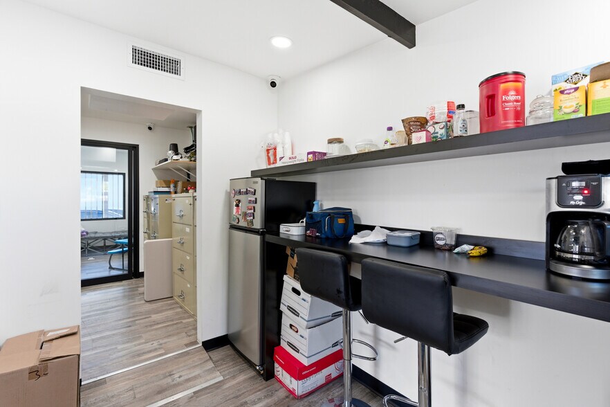 More Photos Of 13449 Van Nuys Blvd, Pacoima Storefront Retail Office For Sale