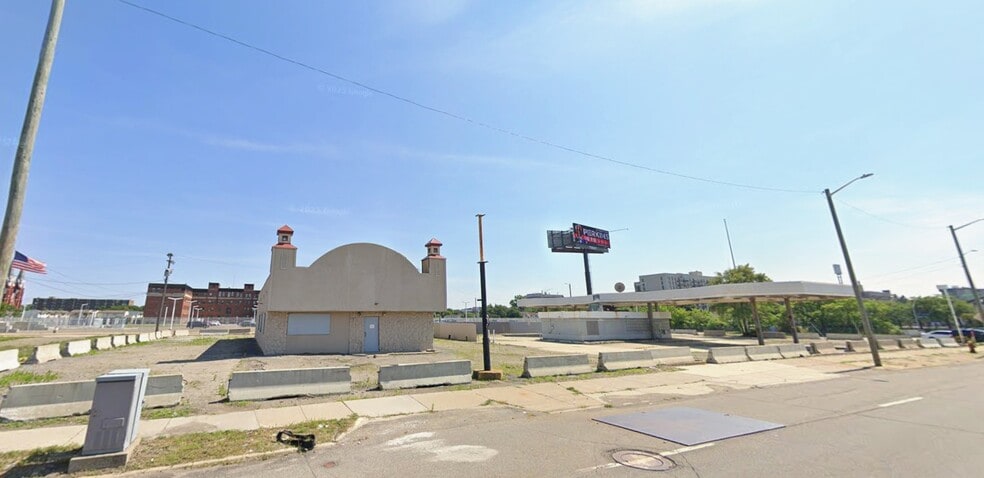 Primary Photo Of 980 E Warren Ave, Detroit Service Station For Sale