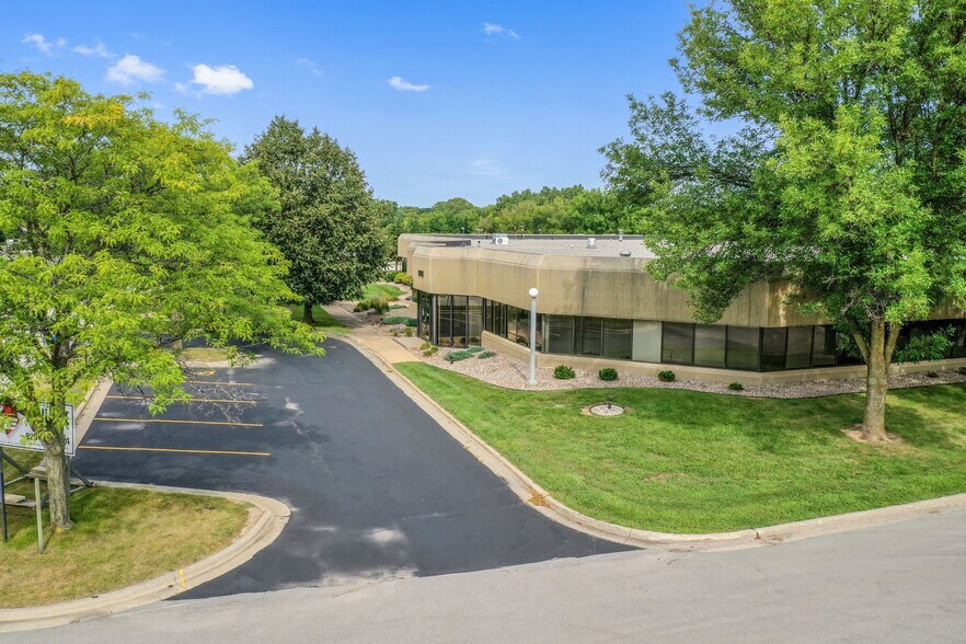 More Photos Of 1088 Springhurst Dr, Green Bay Office For Lease