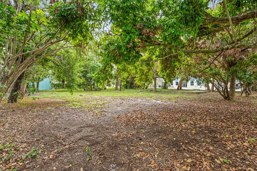 More Photos Of 725 12th St, Vero Beach Auto Repair For Sale