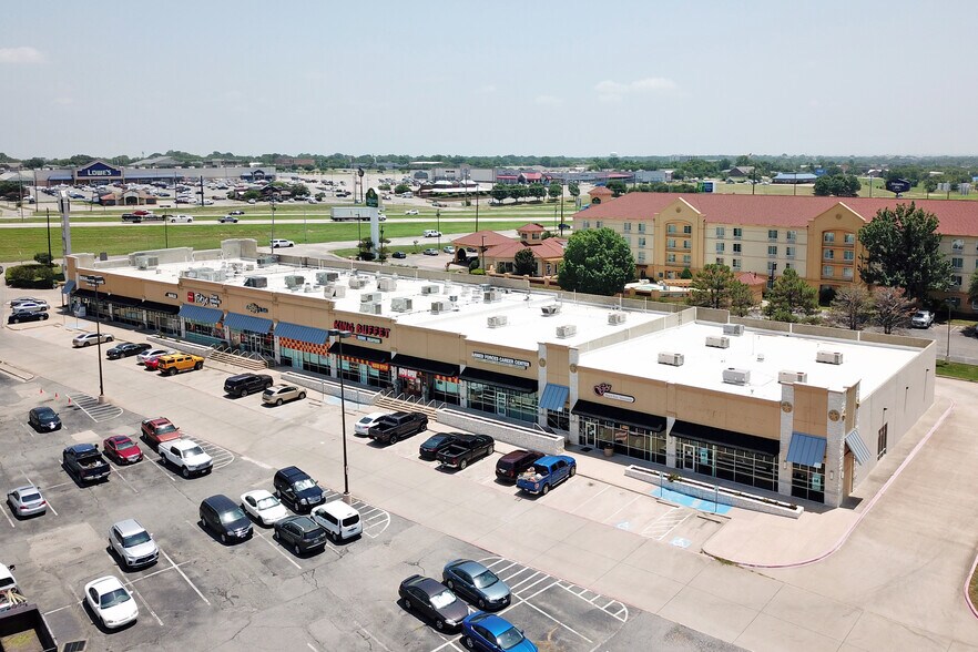 More Photos Of 2916 N US Highway 75, Sherman Storefront For Lease